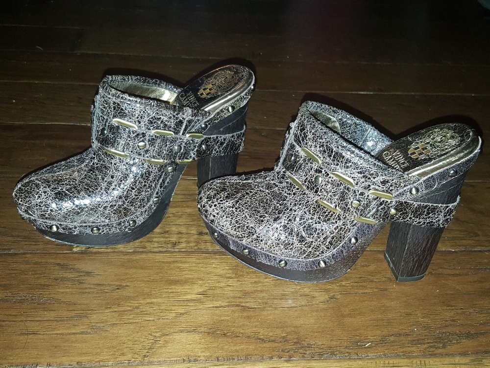 Like new Vince Camuto clogs